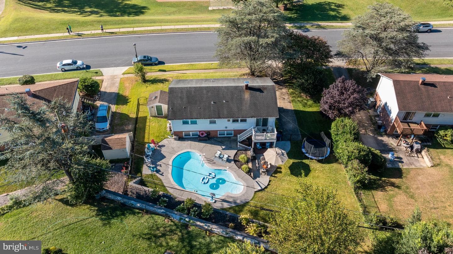 910 Crestwick Road photo 33