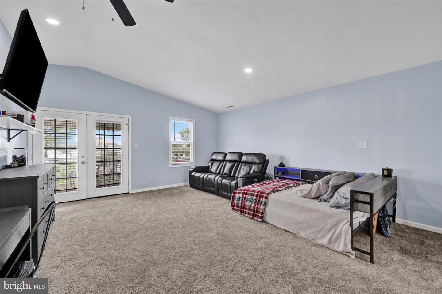 521 Riverside Drive photo 14