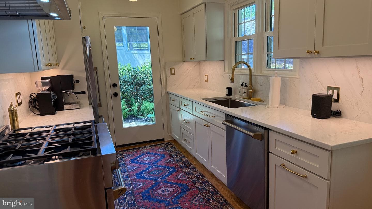 602 Kingston Road photo 7