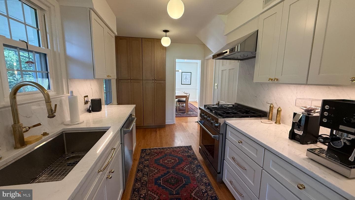 602 Kingston Road photo 8