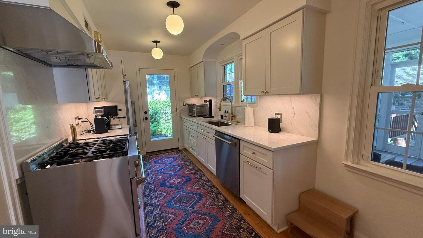 602 Kingston Road photo 9