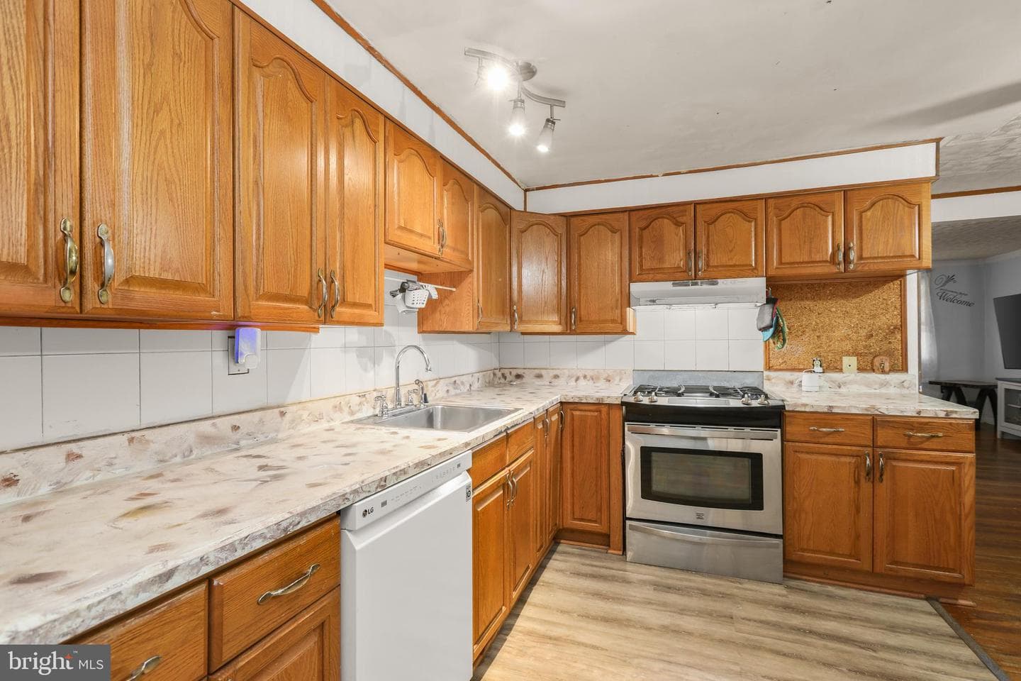 1569 Williams Avenue photo 16