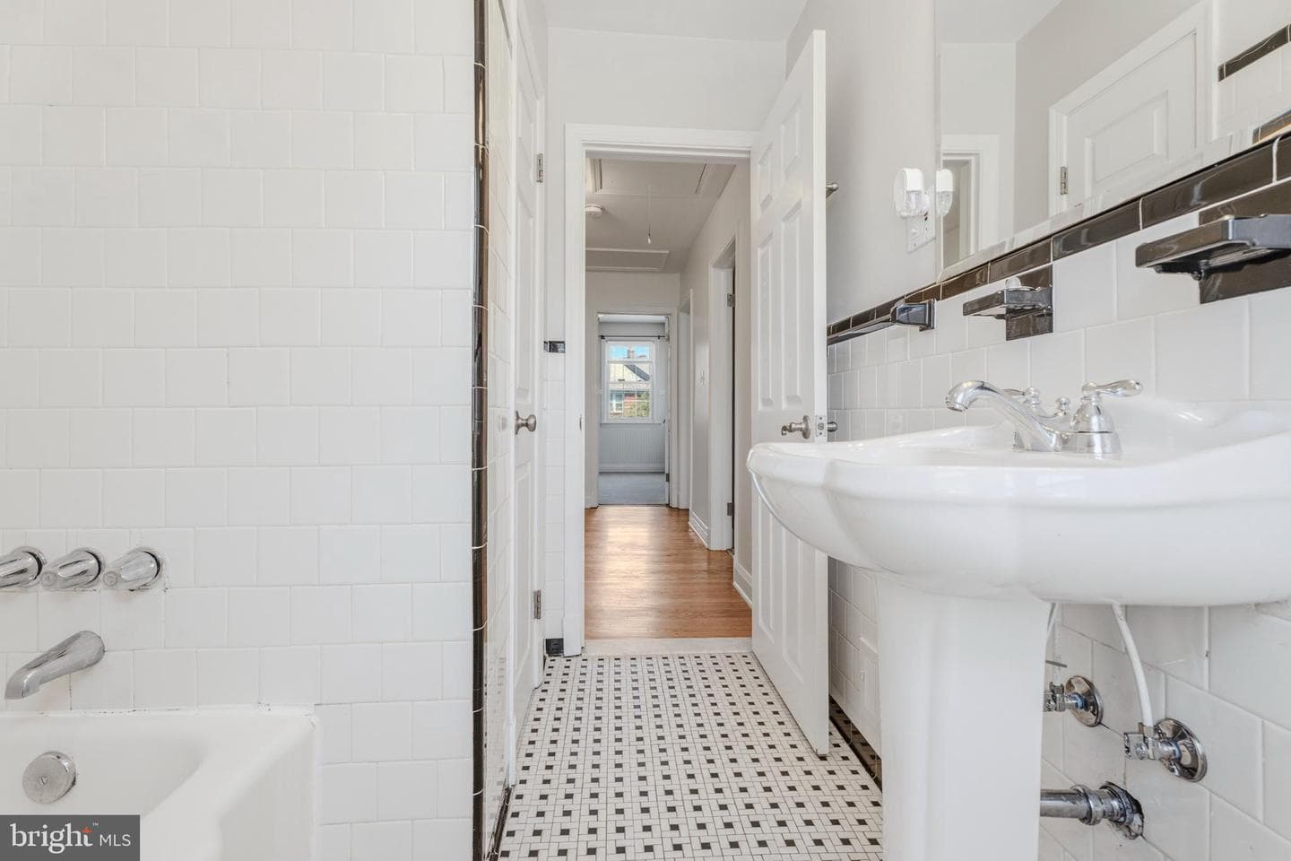 7037 Heathfield photo 28