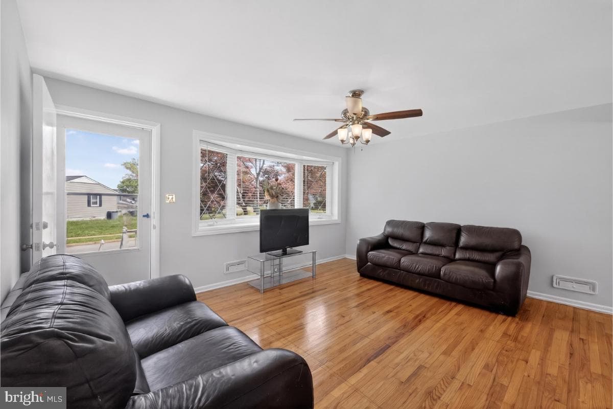 8521 Fieldway Drive photo 4