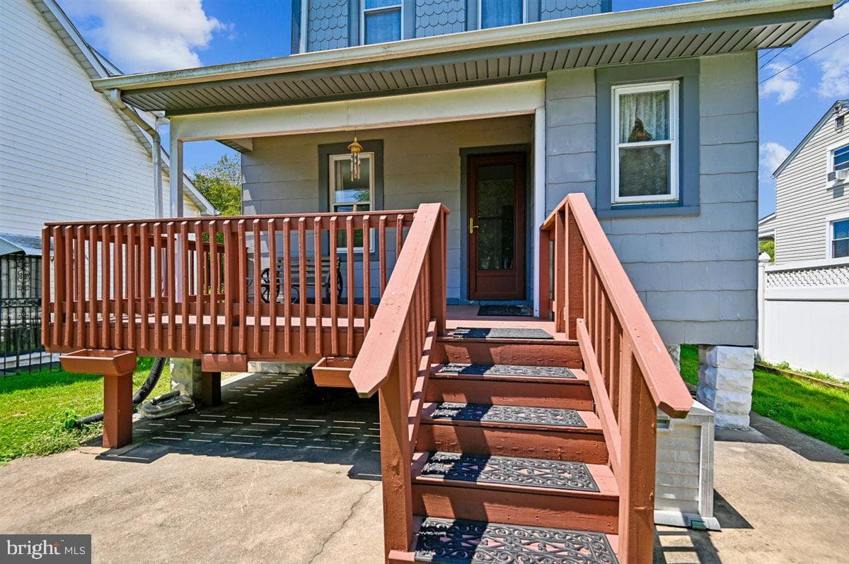 1817 Maxwell Ave photo 16