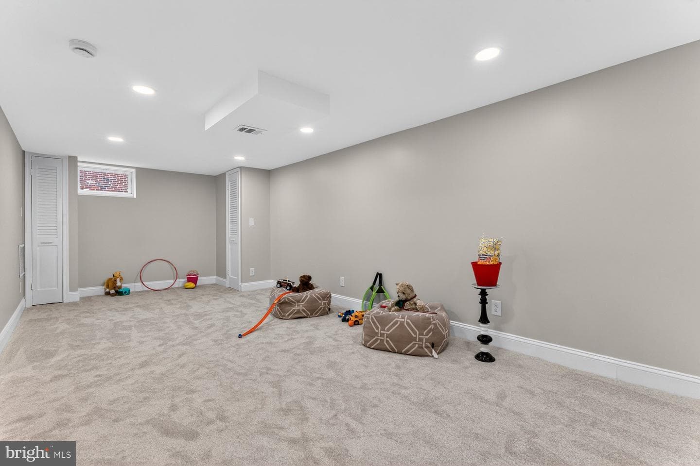 409 Oak Court photo 27