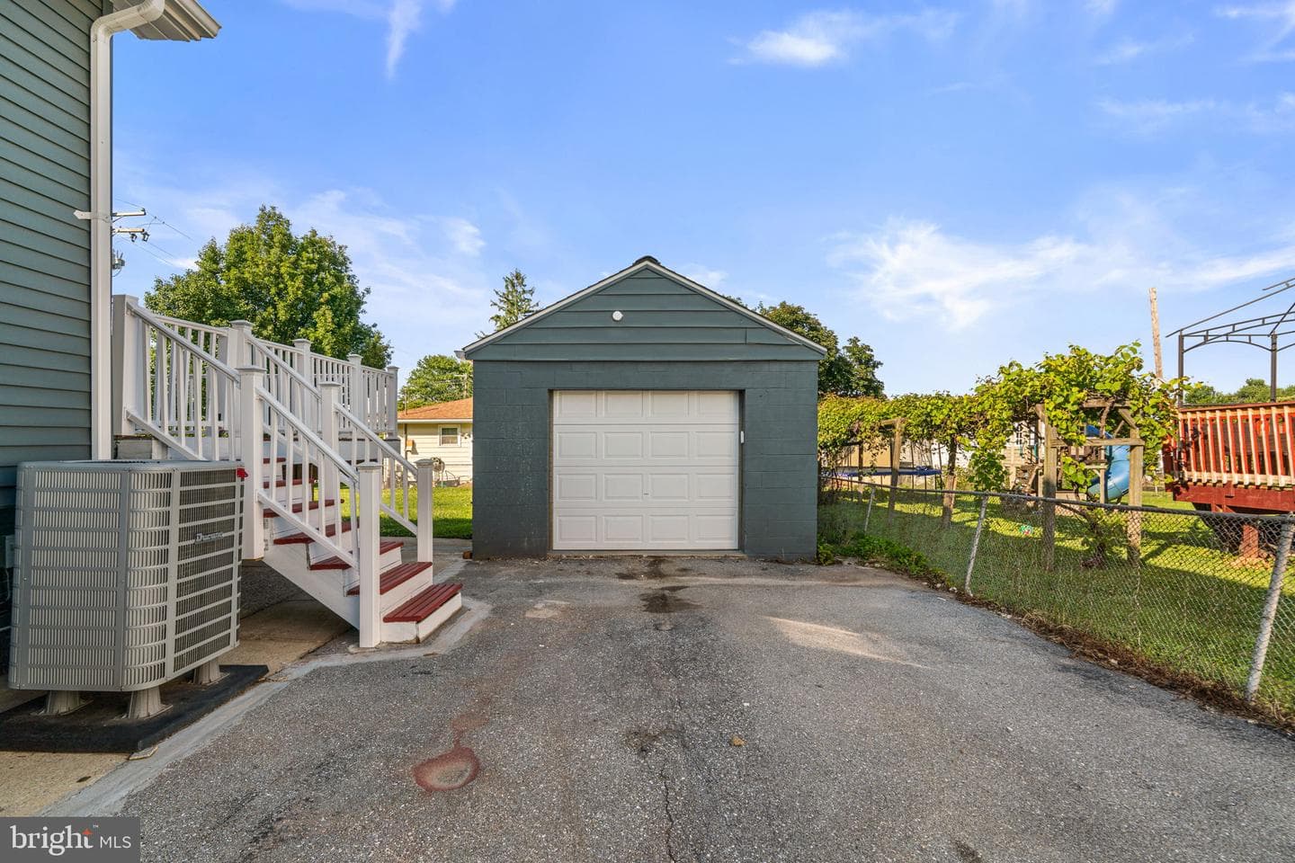 5916 Montgomery Street photo 40