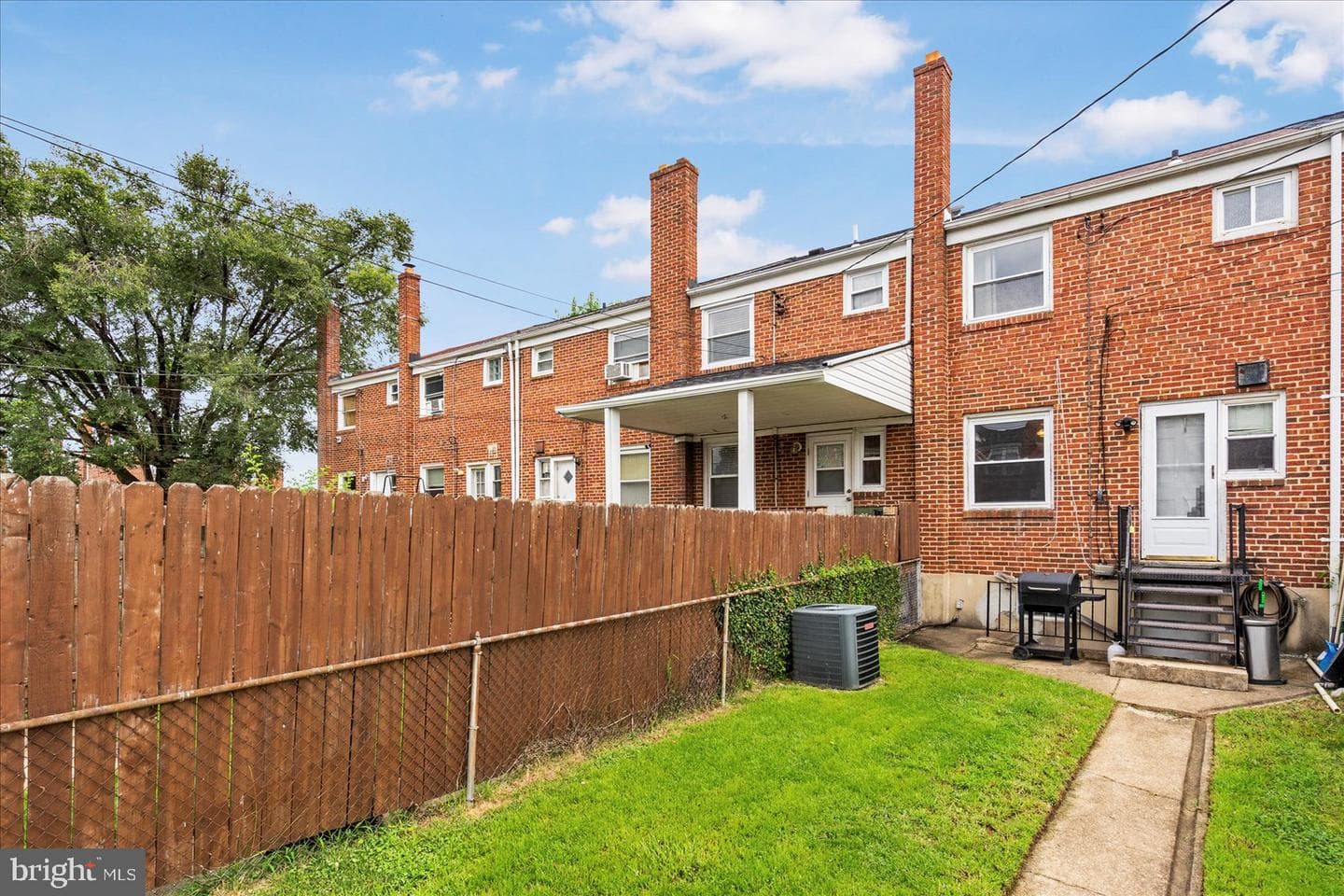 909 Arncliffe Road photo 32