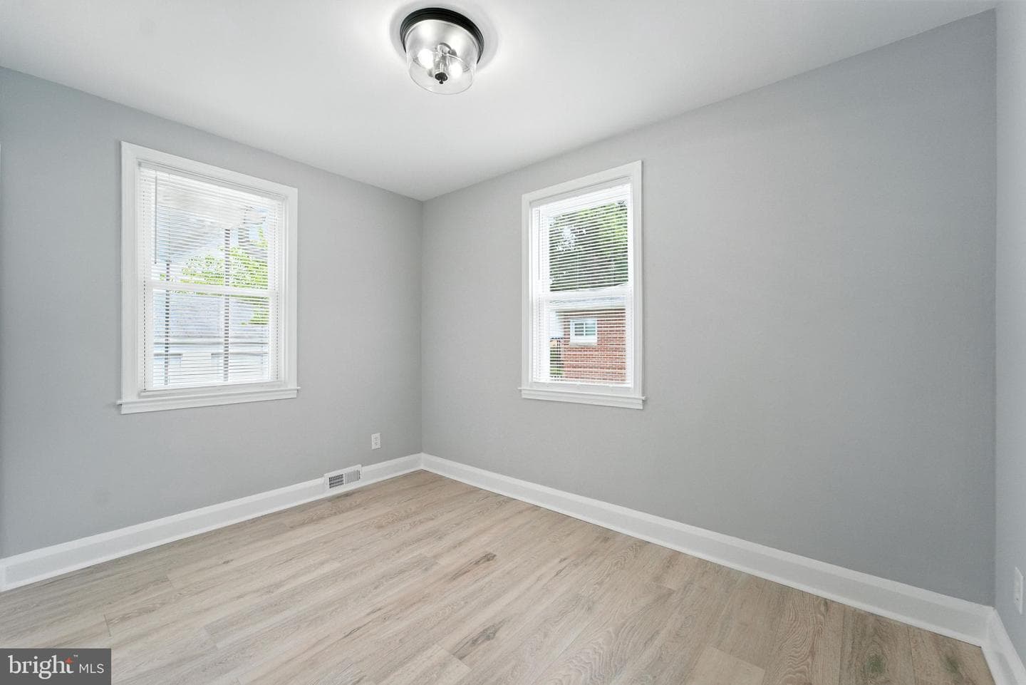 1608 Howard photo 6