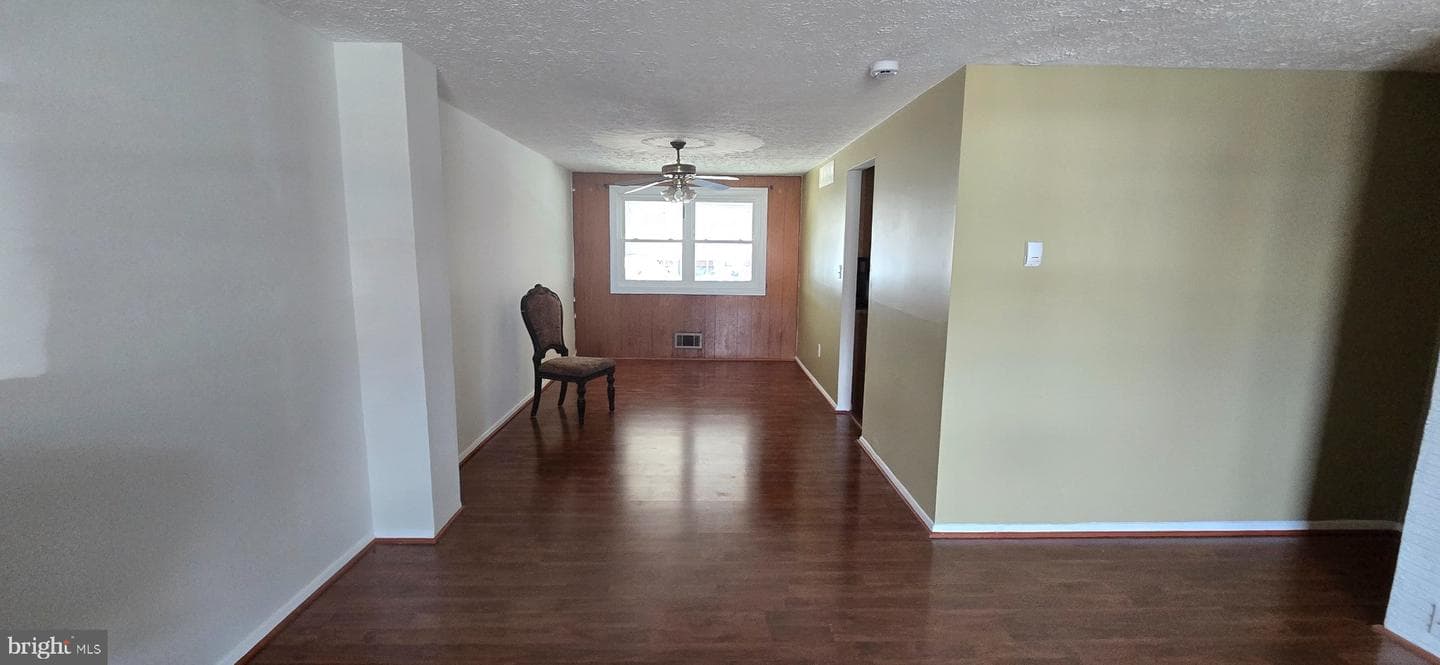 1031 Foxwood Lane photo 4