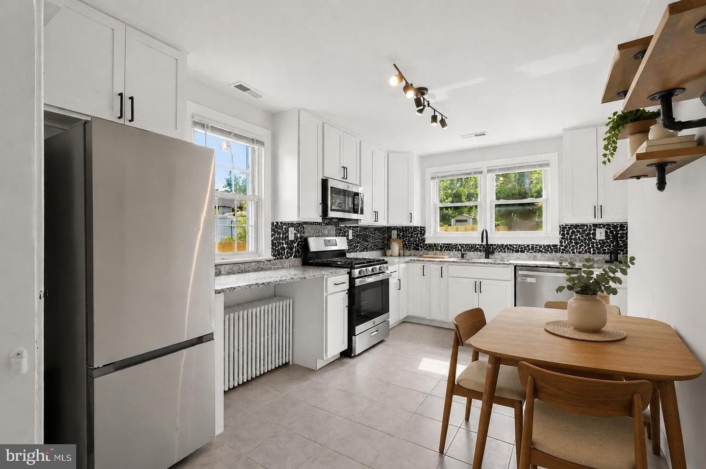 1429 Front Avenue photo 8