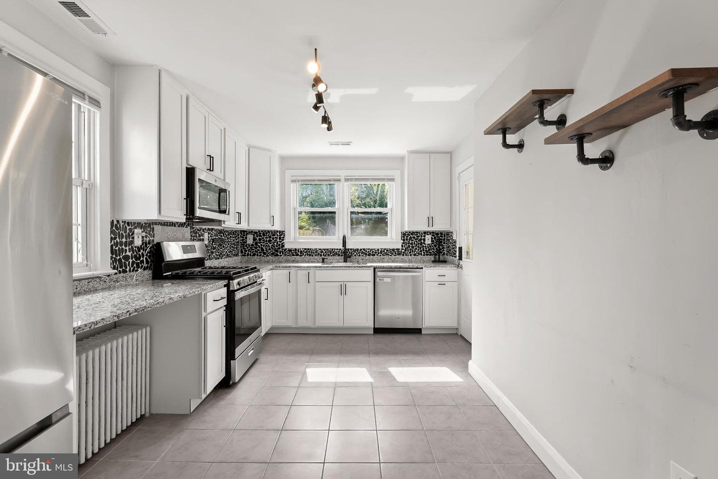 1429 Front Avenue photo 9