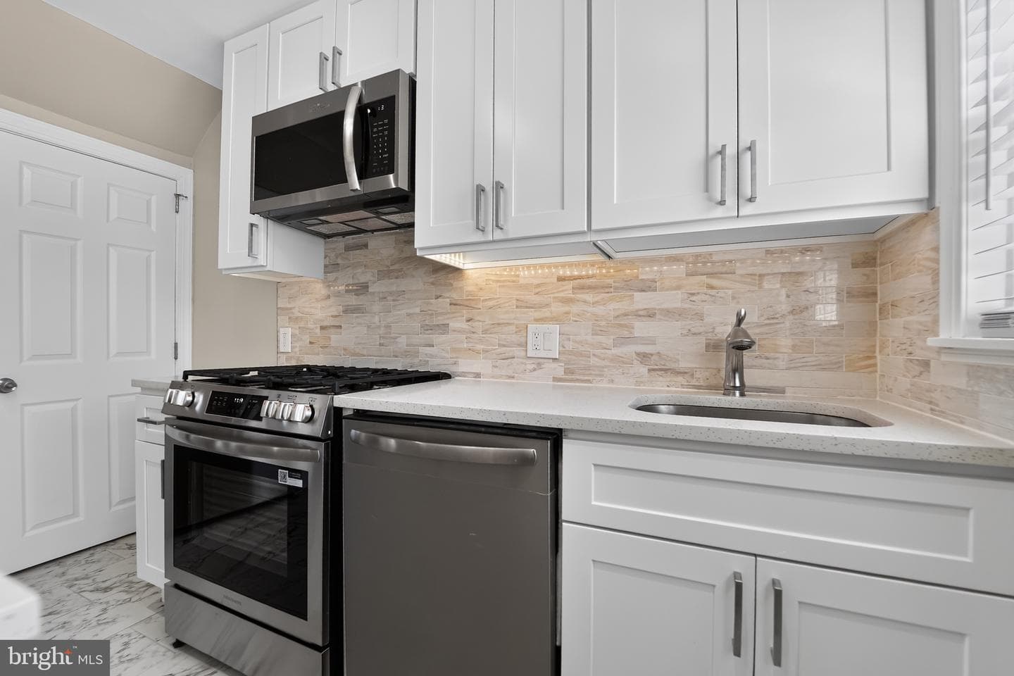 2128 Redthorn photo 3