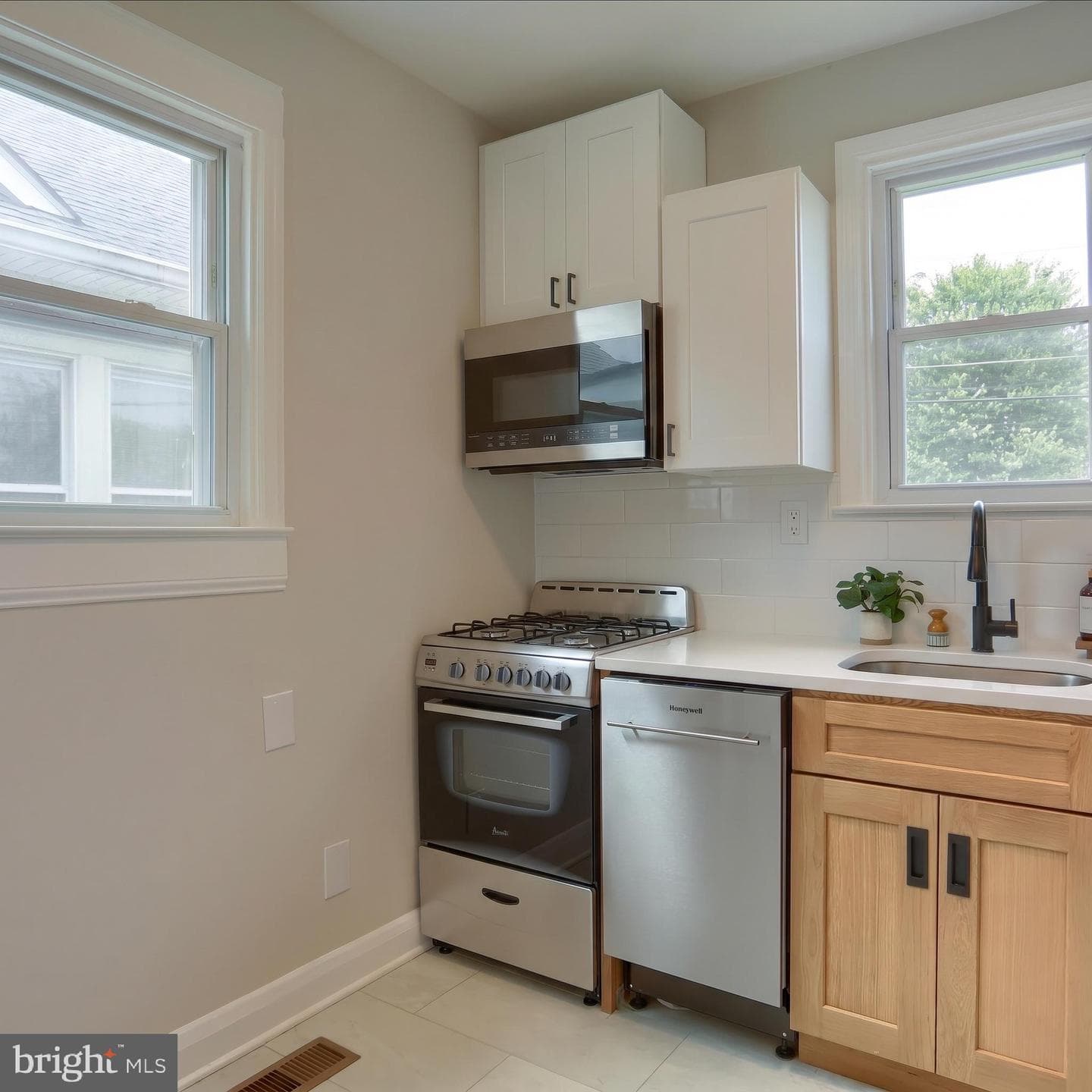 24 Lincoln Avenue photo 9