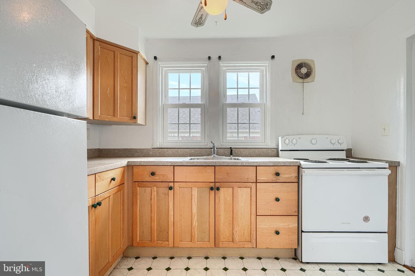 1806 Deveron Road photo 32