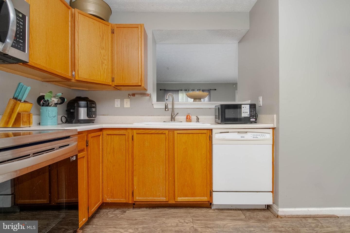 2021 Hackberry Road photo 9