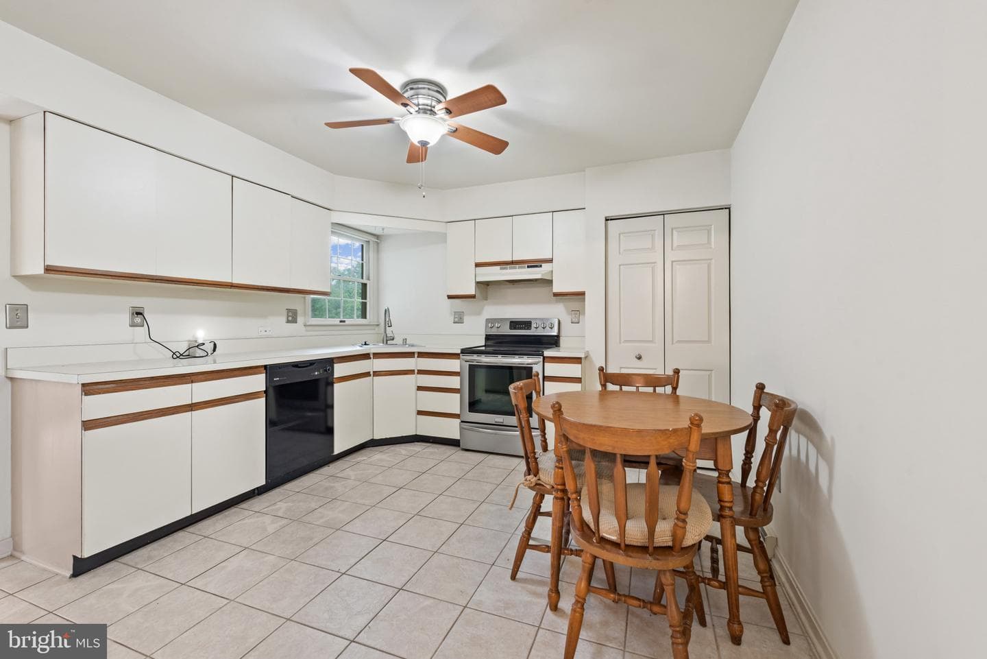 2001 Vista Lane photo 9