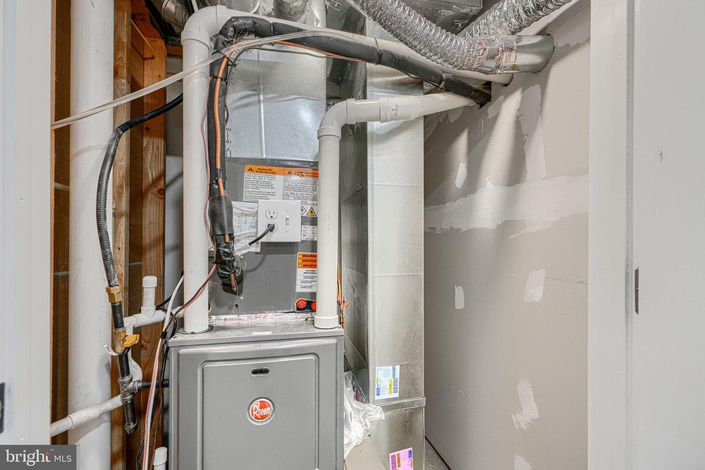 260 Ridge Avenue photo 36