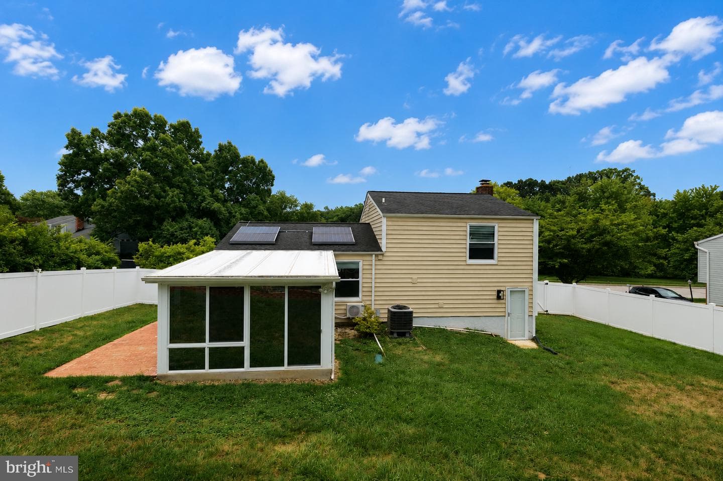 1414 King William Drive photo 4