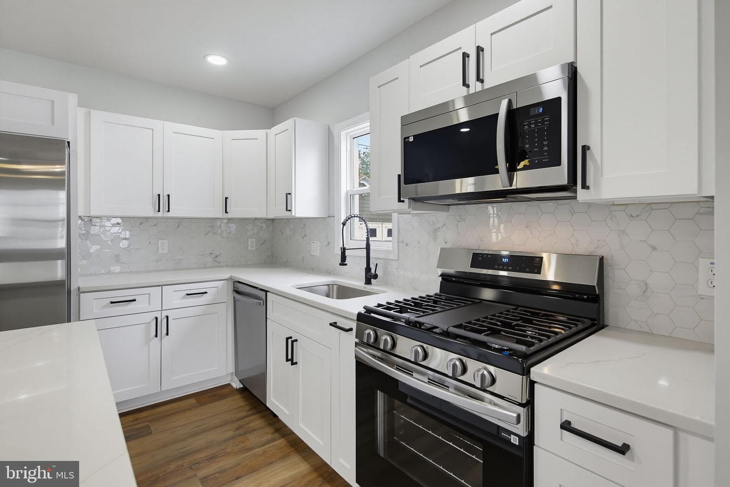 323 3rd Avenue photo 8