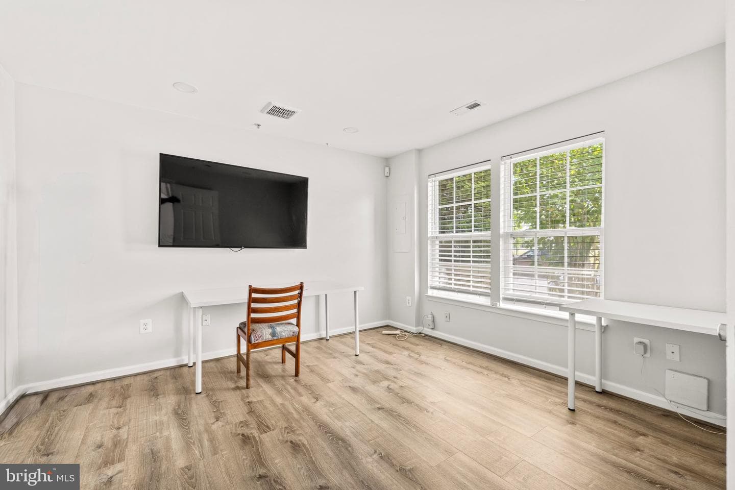 884 Lowe Road photo 4