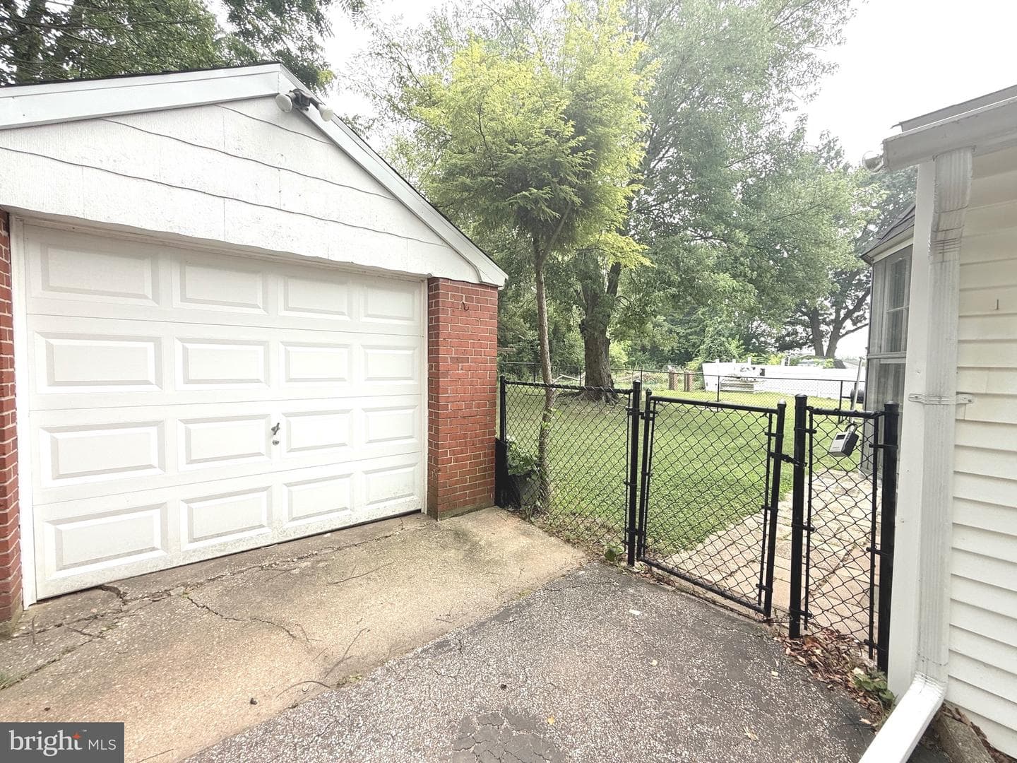 7915 Rolling View Avenue photo 12