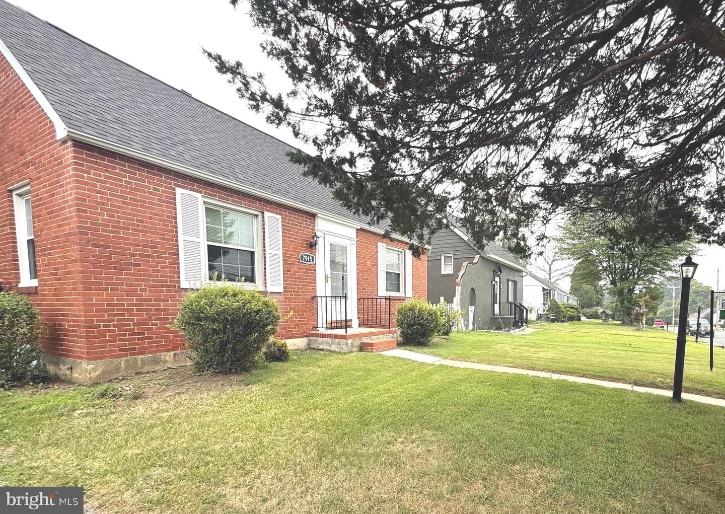 7915 Rolling View Avenue photo 4
