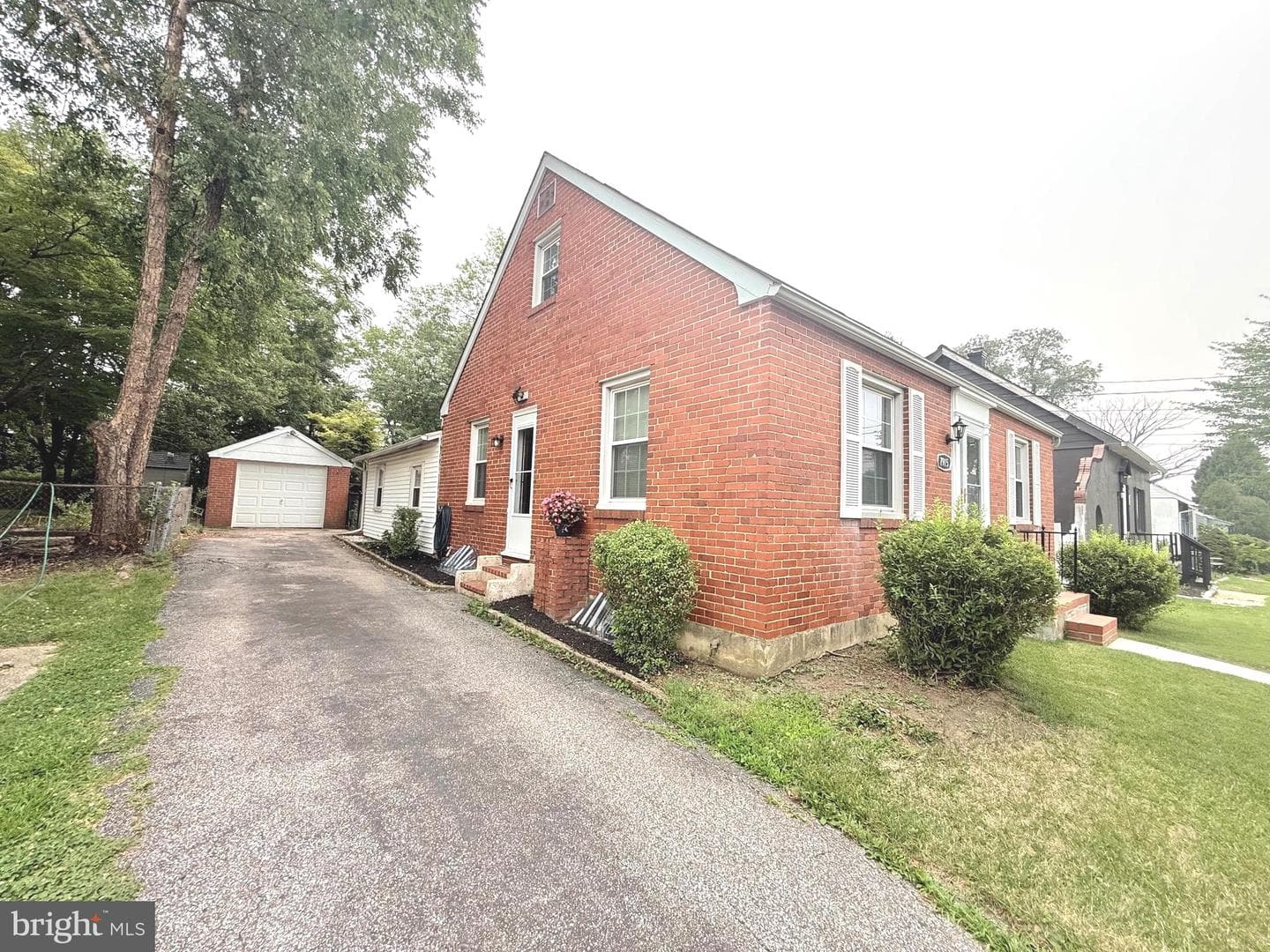 7915 Rolling View Avenue photo 6