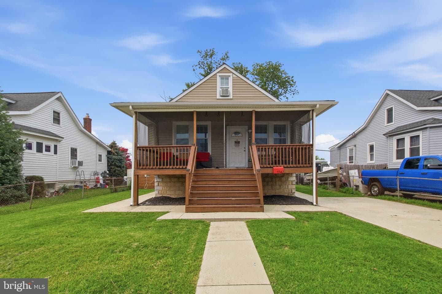 1742 Leslie Road photo 2
