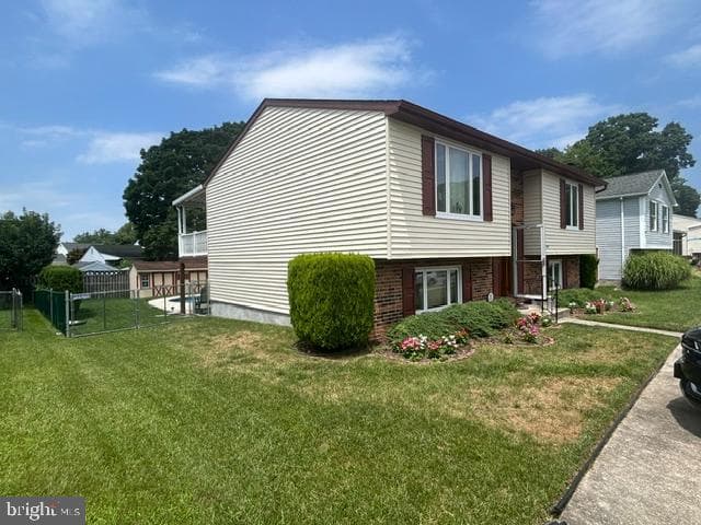 519 Fuselage Avenue photo 2