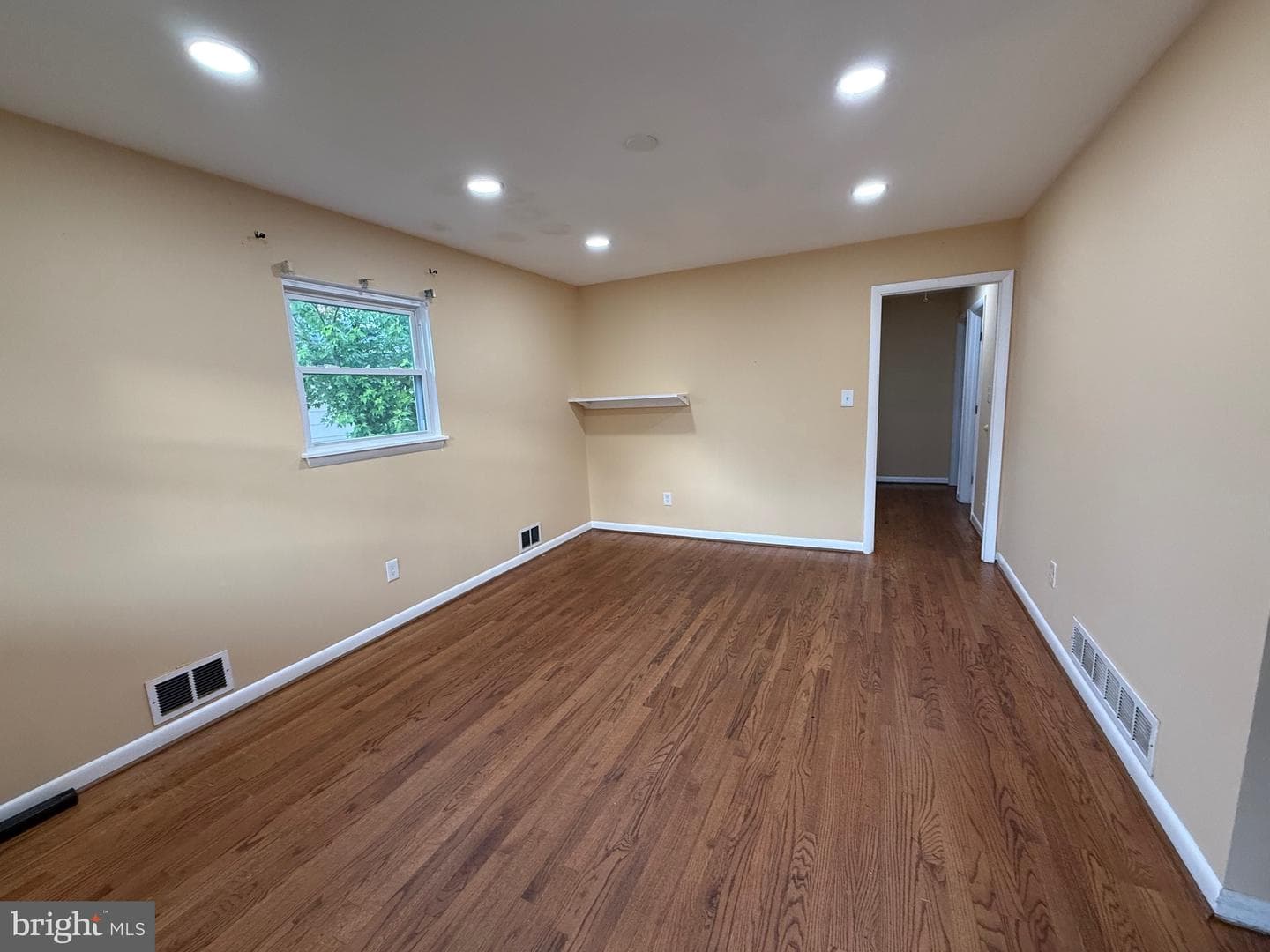 1127 Daniels Avenue photo 3