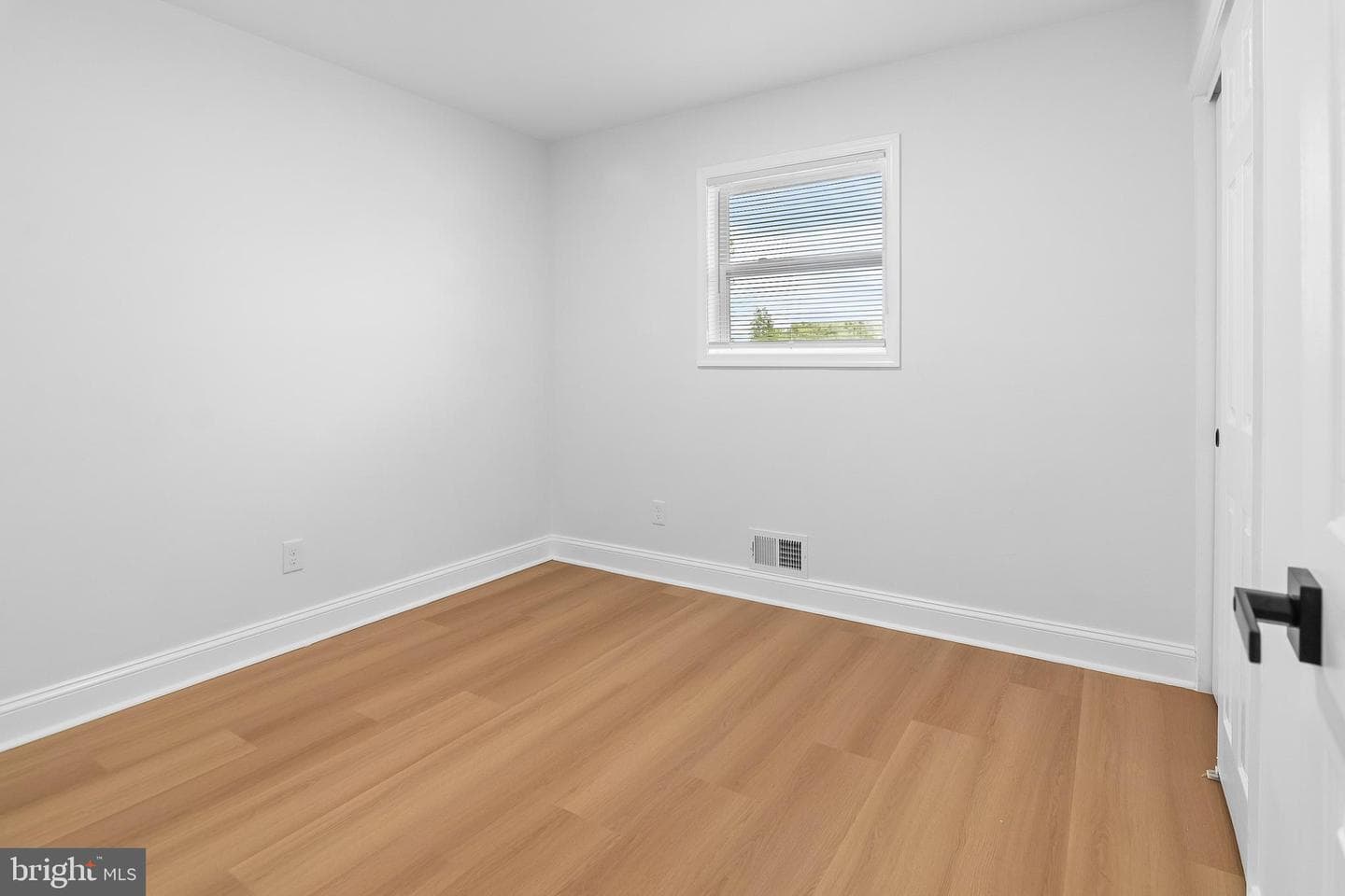8601 Greens Lane photo 19