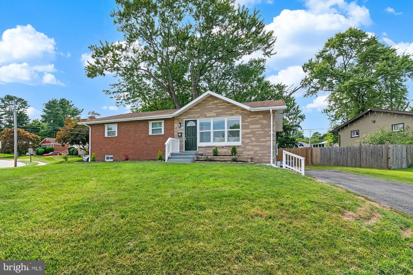 8601 Greens Lane photo 2