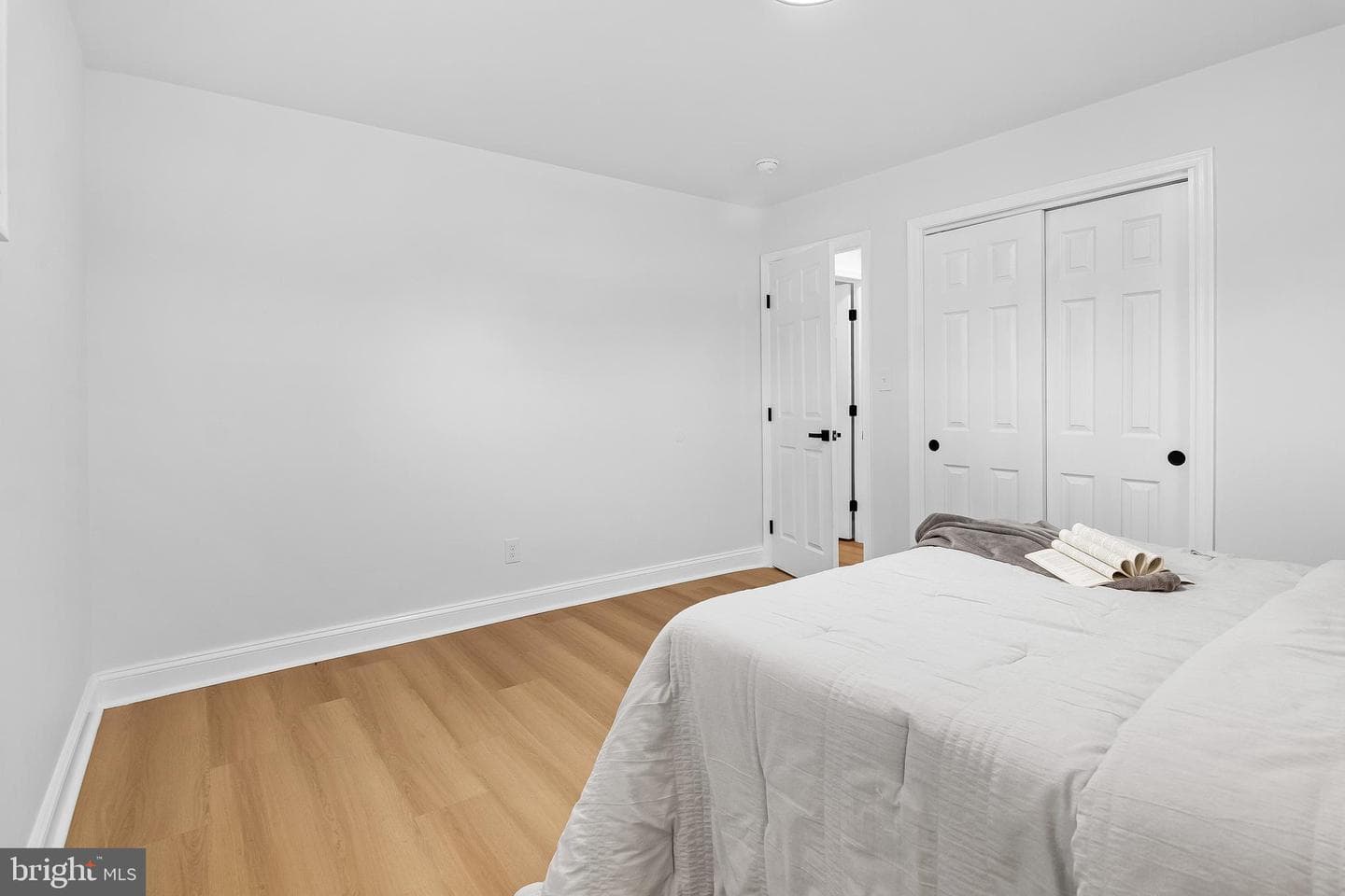 8601 Greens Lane photo 22