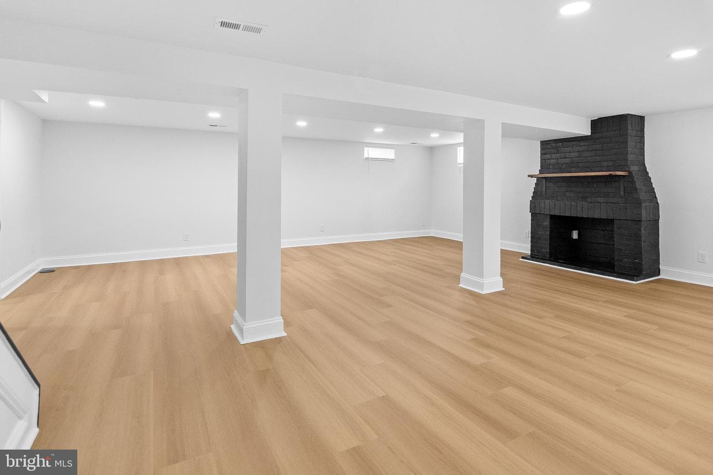 8601 Greens Lane photo 32
