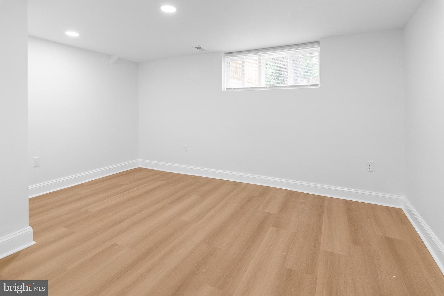 8601 Greens Lane photo 36