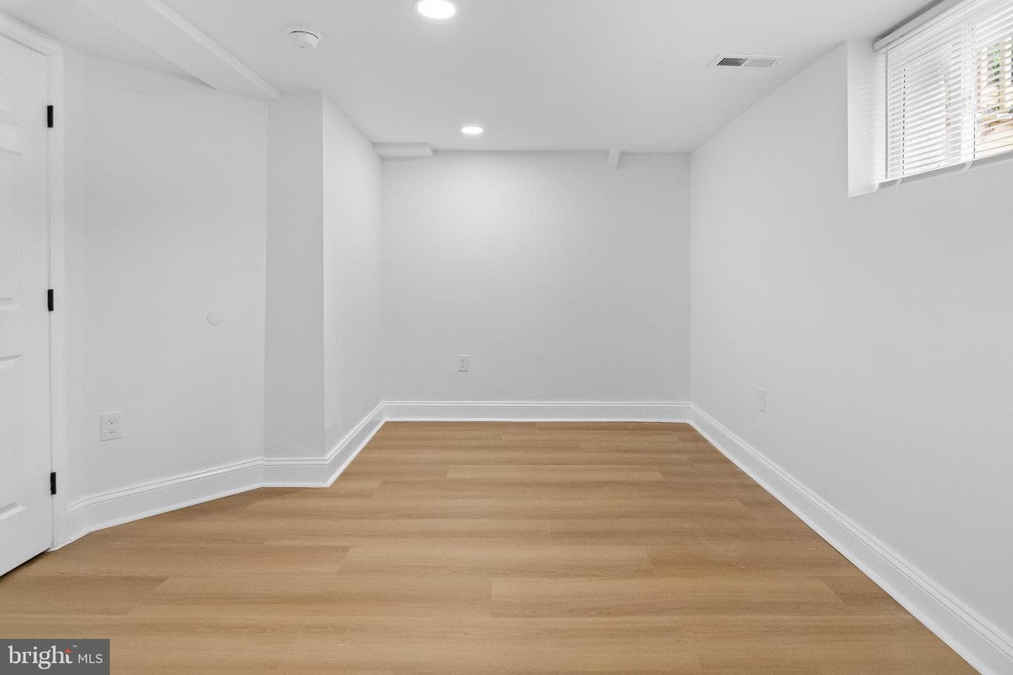 8601 Greens Lane photo 37
