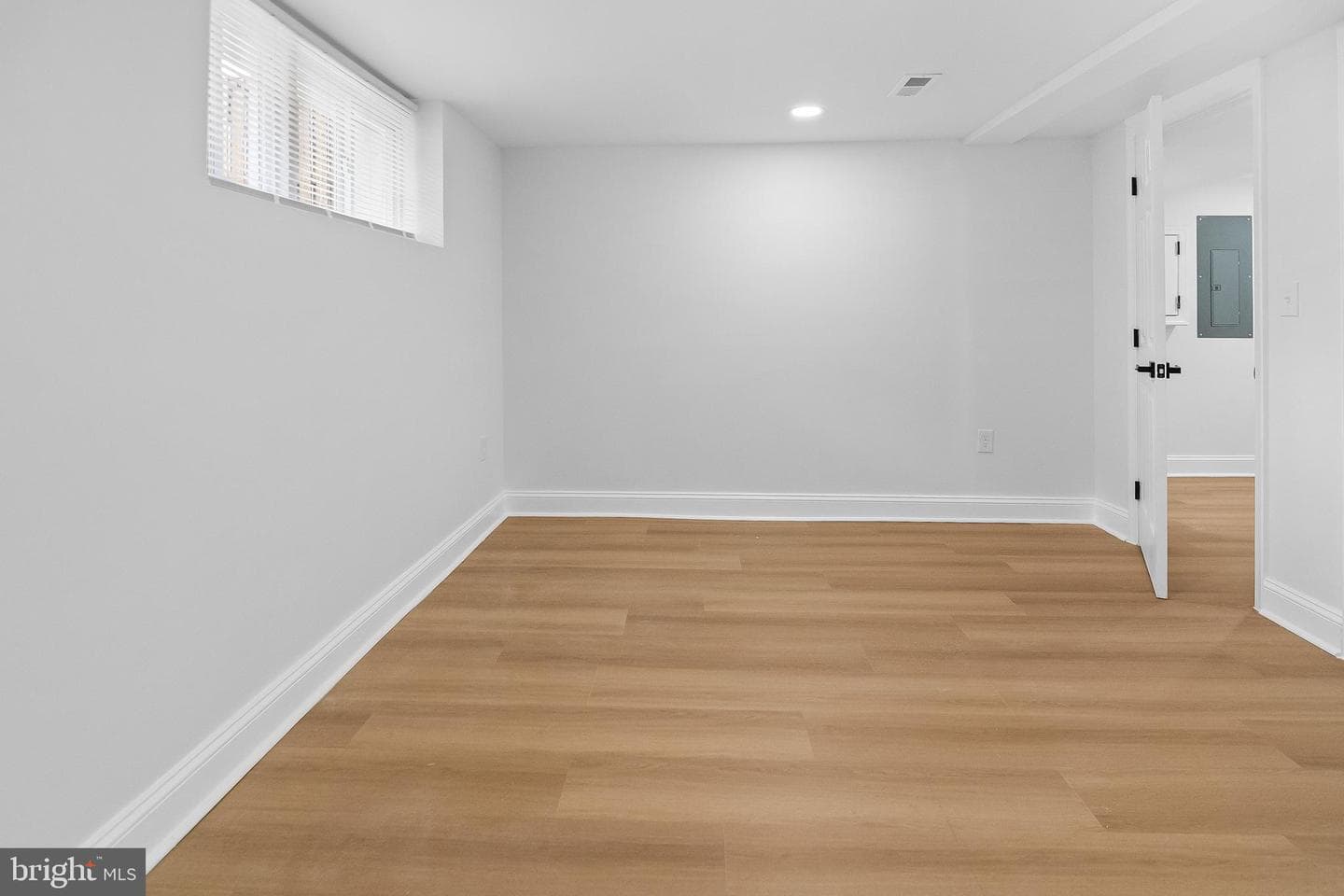 8601 Greens Lane photo 38