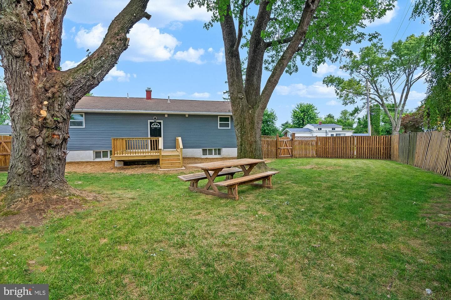 8601 Greens Lane photo 43