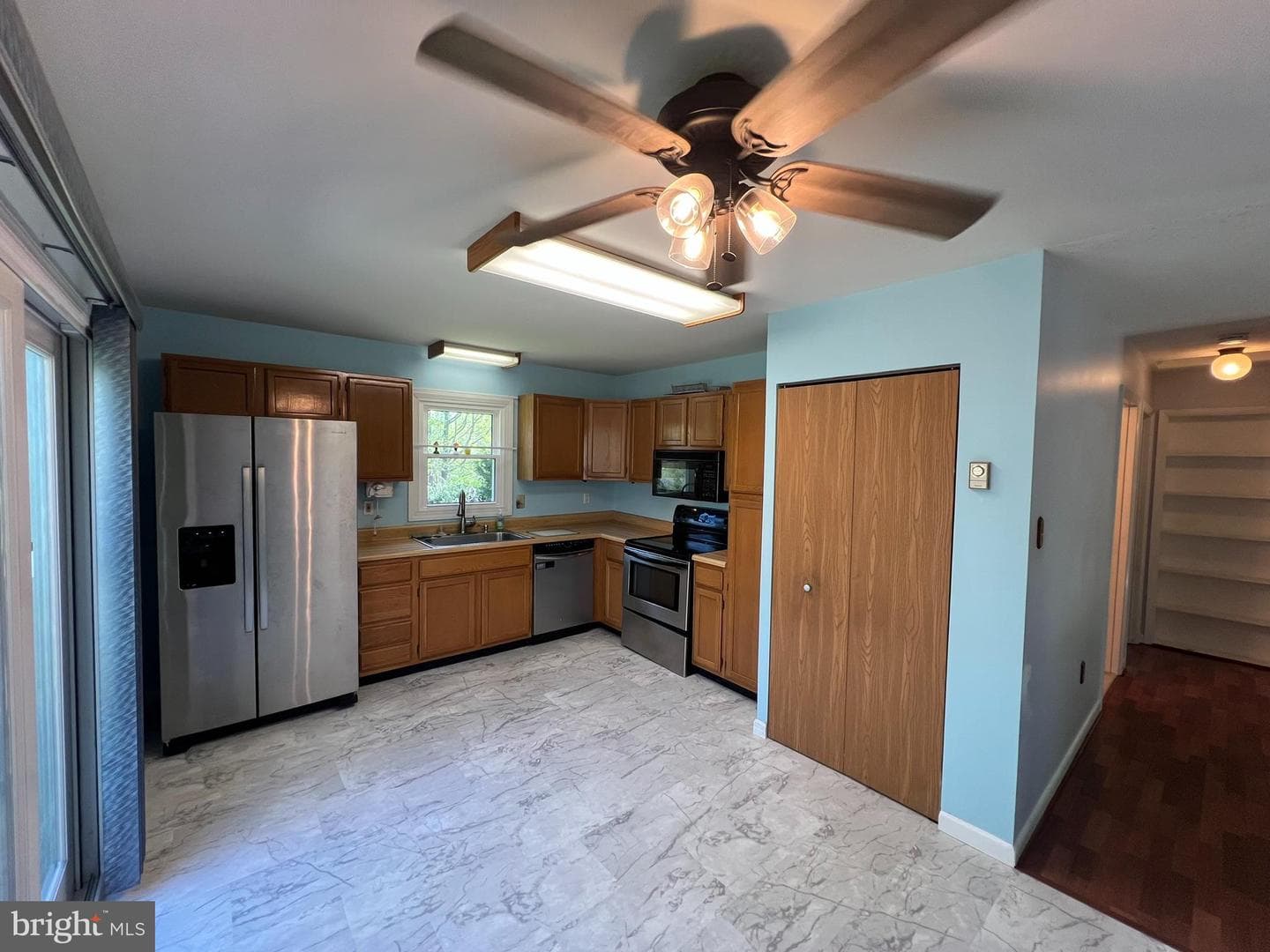 2811 Glasgow Way photo 7