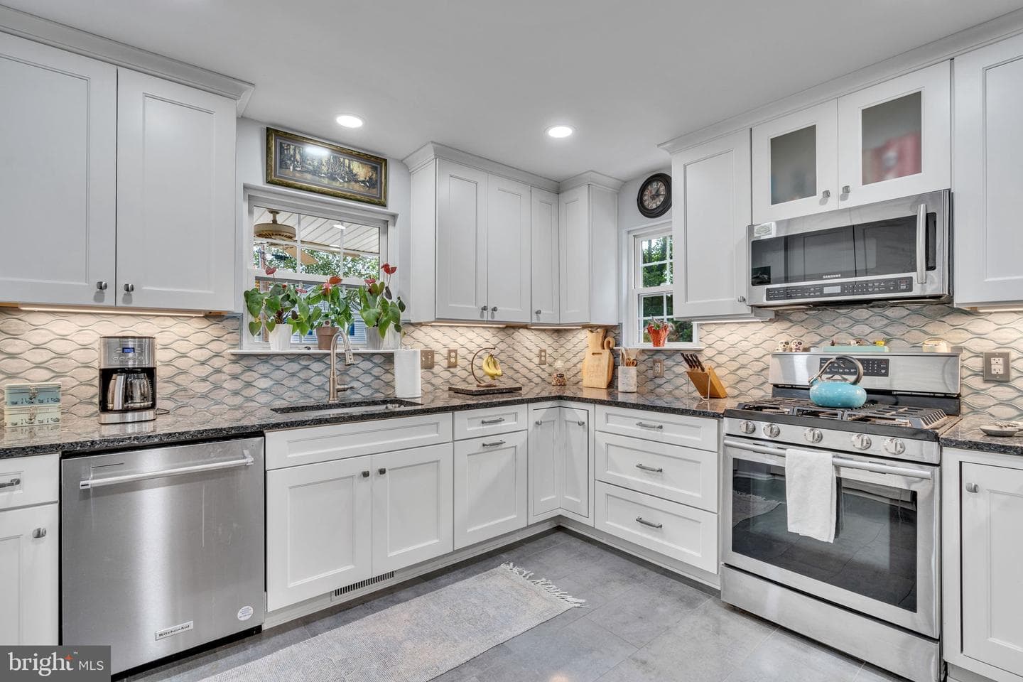 14331 Calvert Street photo 5