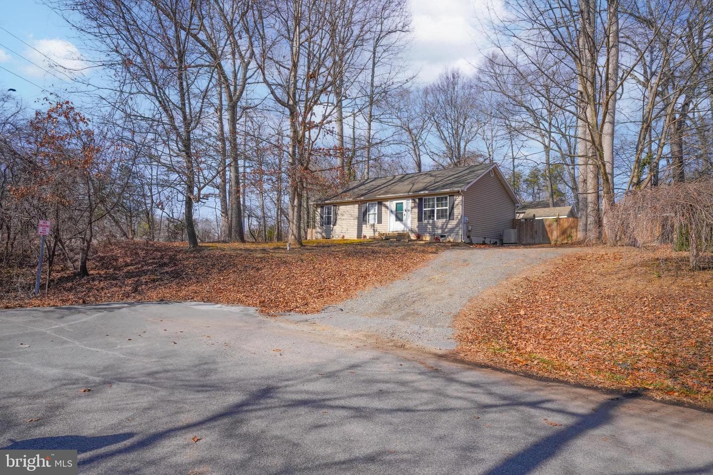 563 Maple Way photo 3