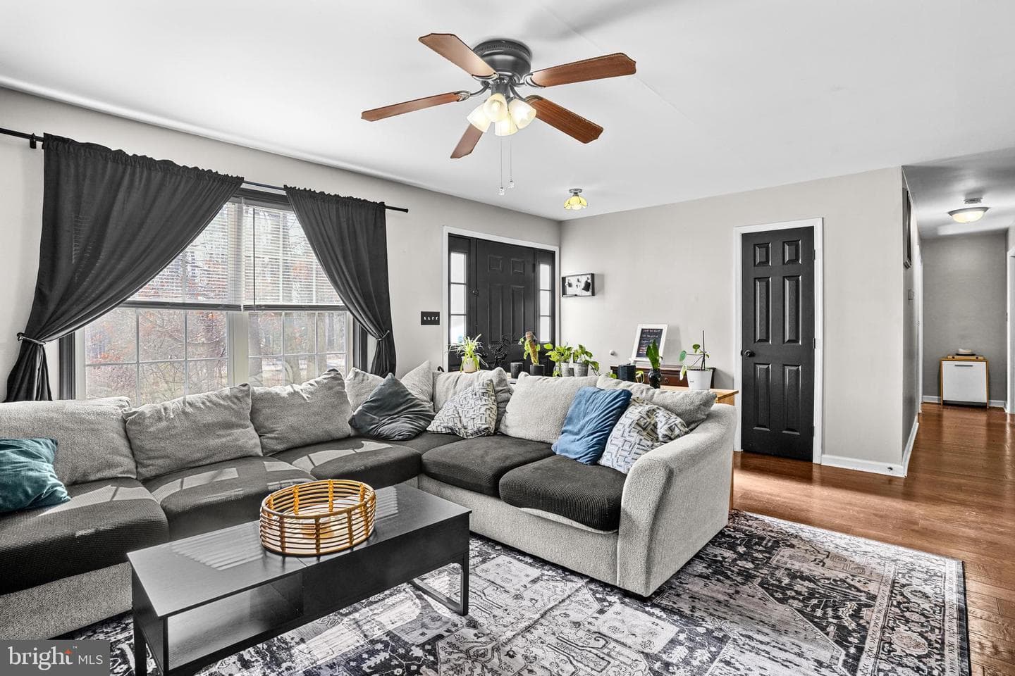 563 Maple Way photo 4