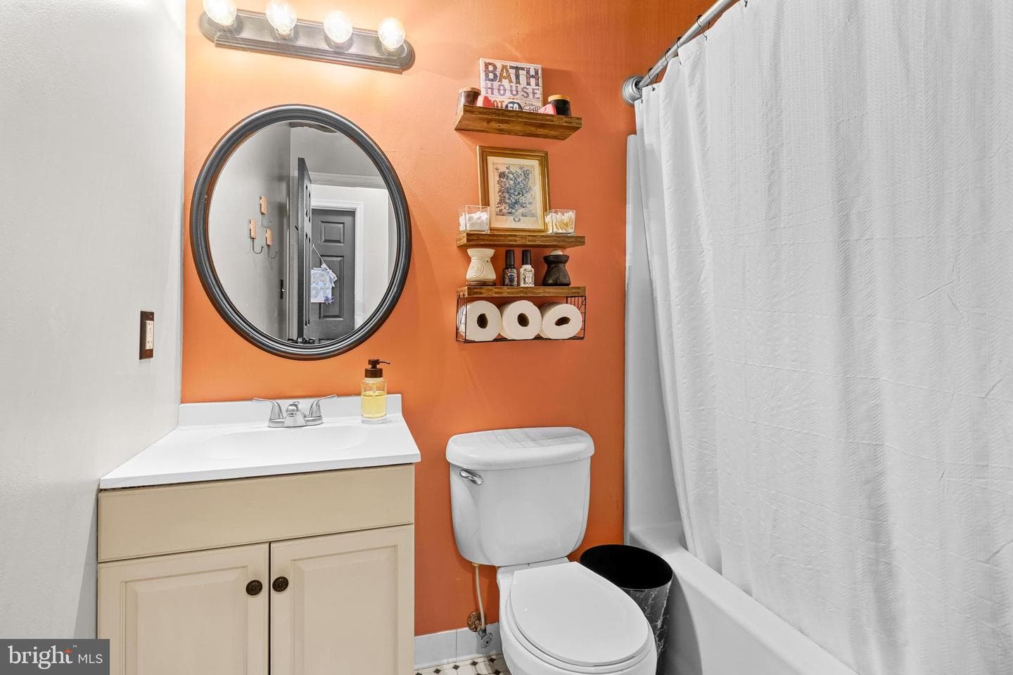 563 Maple Way photo 5
