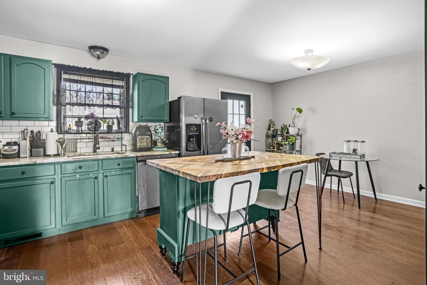 563 Maple Way photo 8