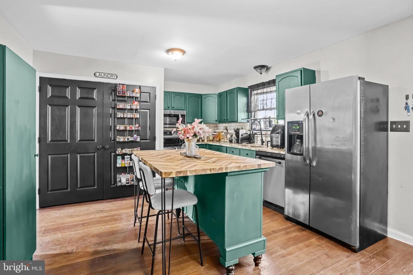 563 Maple Way photo 9