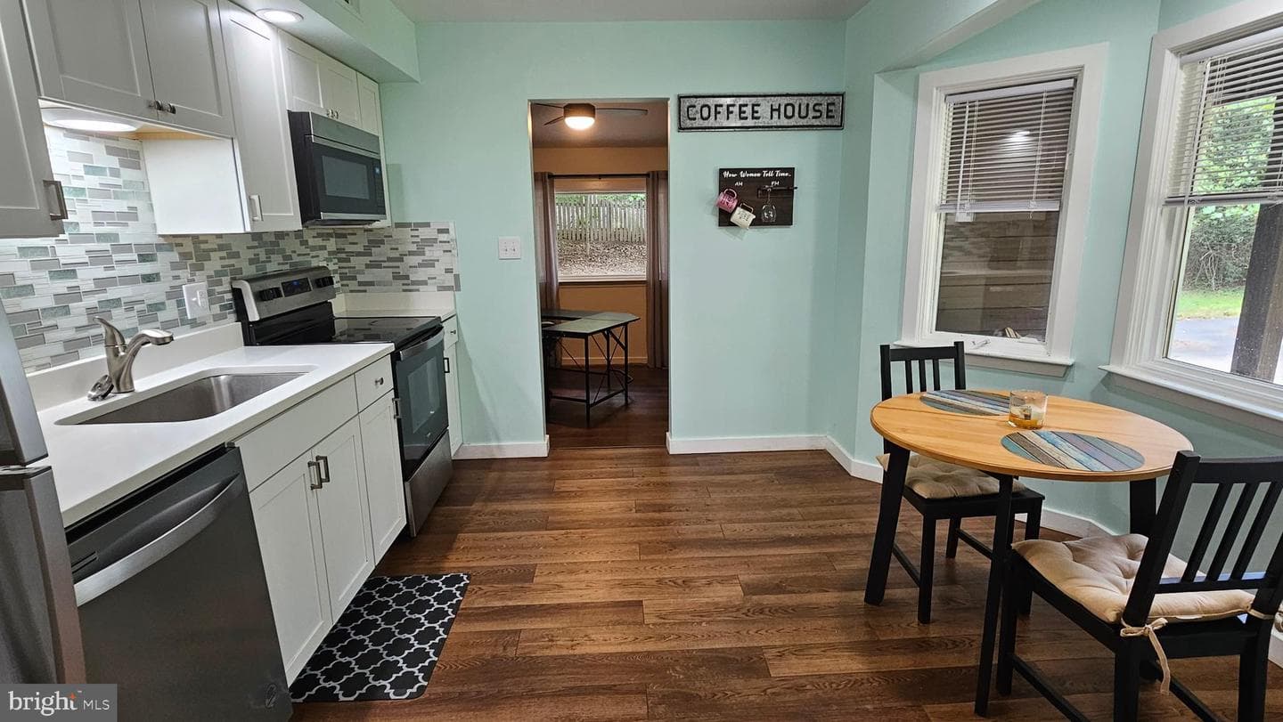 1049 Golden West Way photo 3