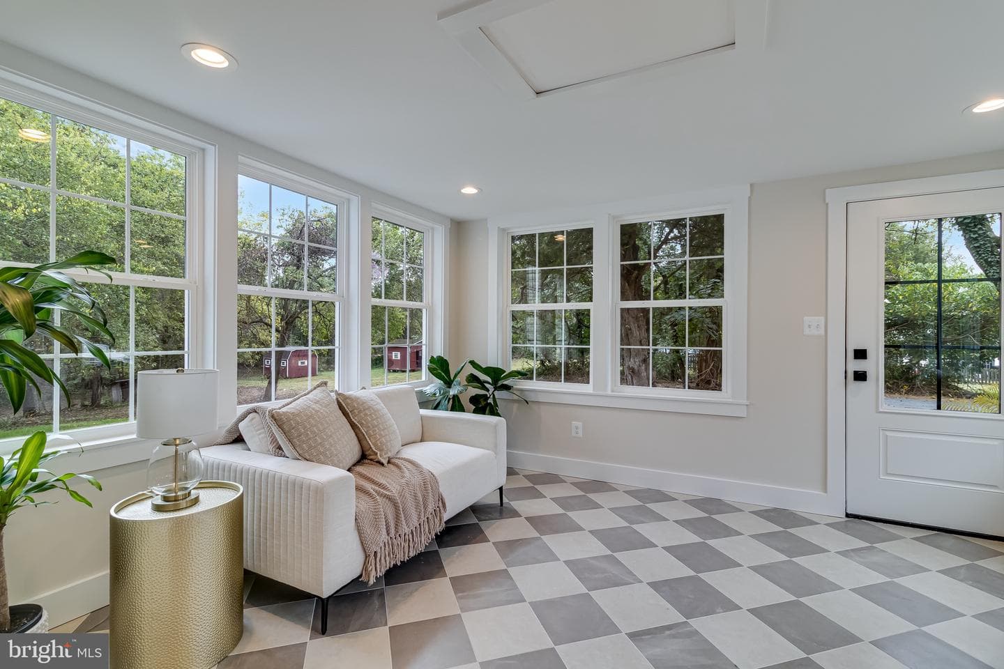 1940 Adelina Road photo 4
