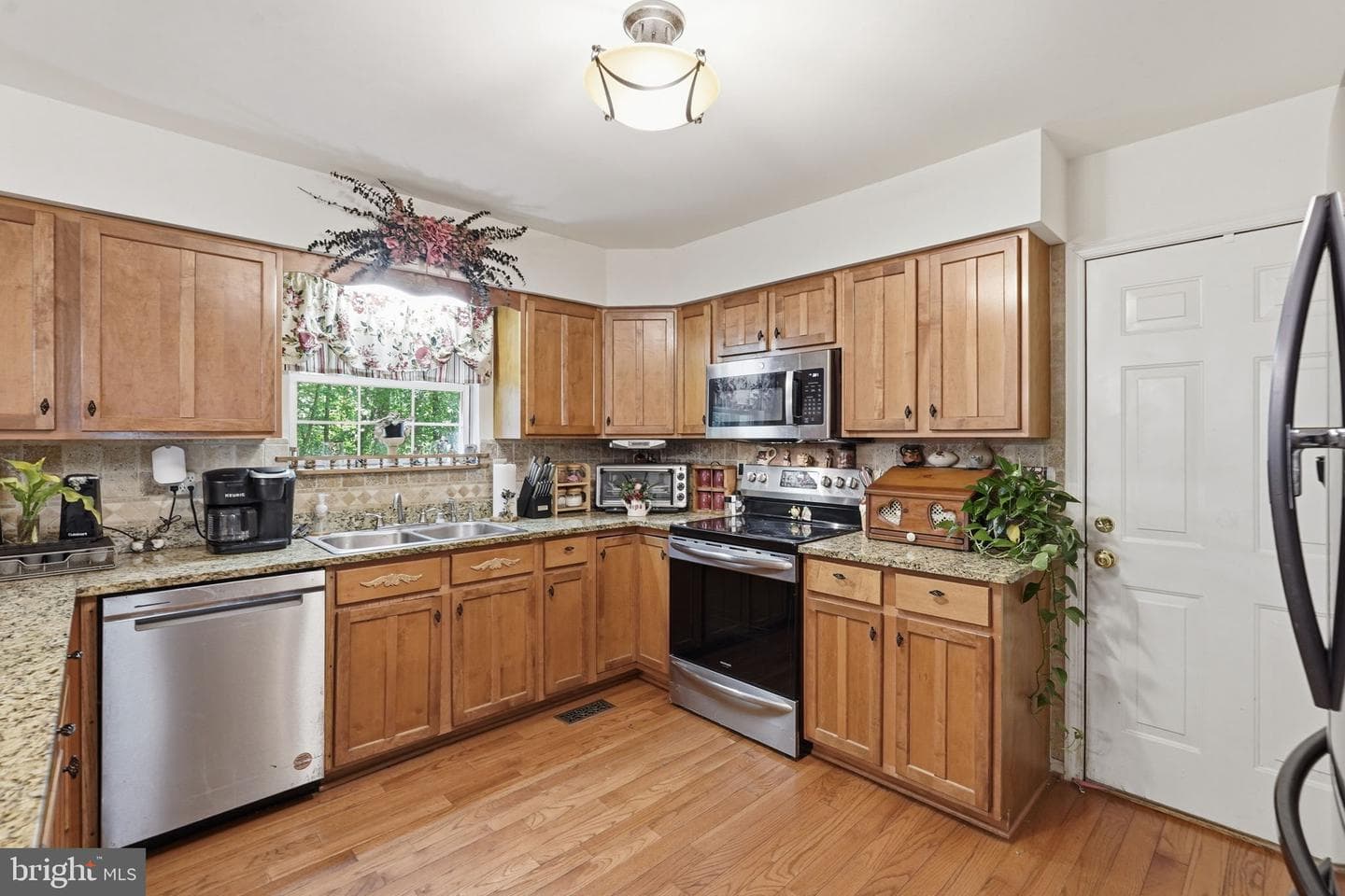 4010 Beach Drive photo 3