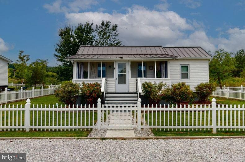 5237 Breezy Point Road photo 1